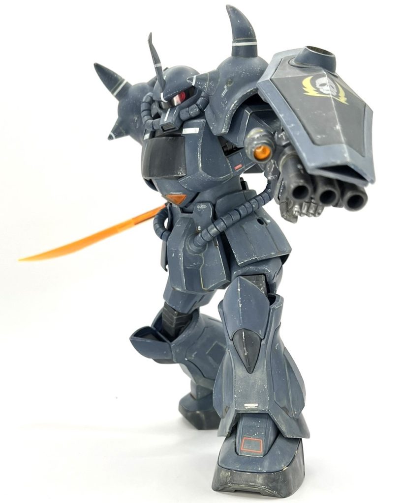 オーストラリアの砂漠で活躍した機体なので、クレオスウエザリングカラーのサンディウォッシュをメインに砂っぽい汚しを強めにしました。また、ゲームCGはノズル周り等の煤表現が特徴的なので、タミヤウエザリングマスターでがっつりめに煤汚れを表現しました。