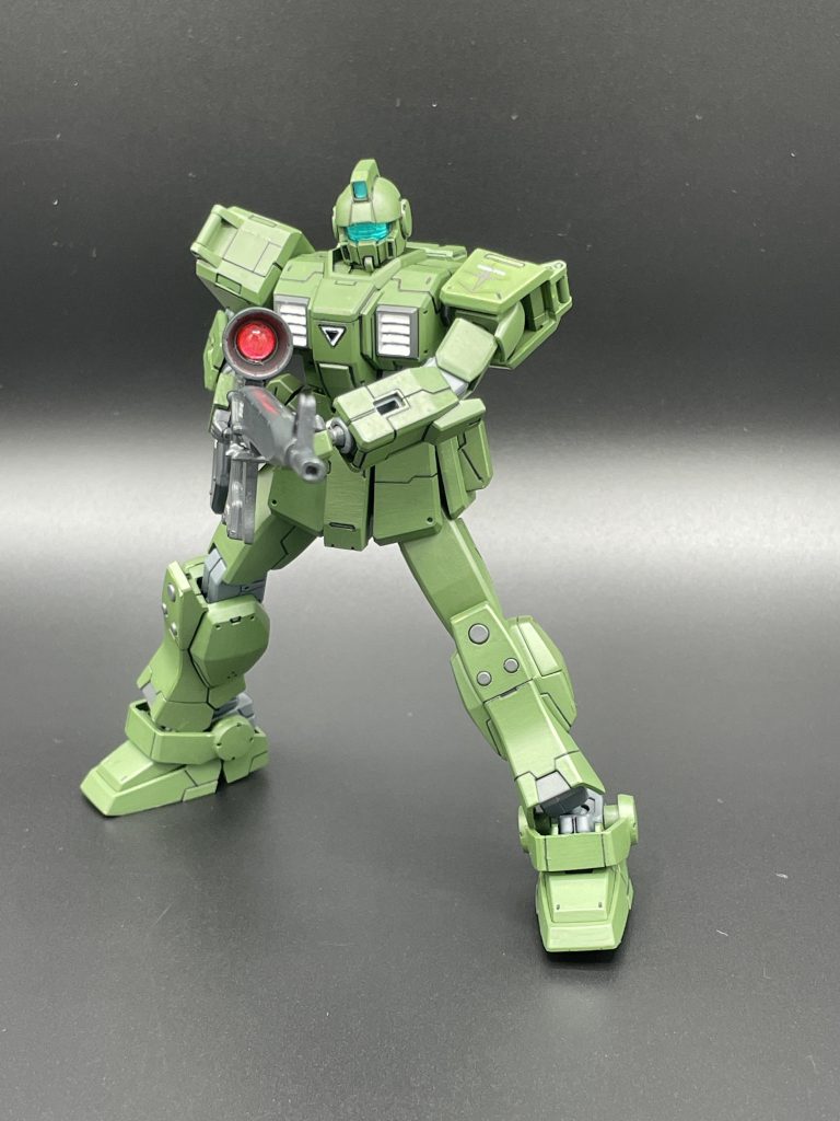 撃っちゃうんだなぁ!これが!! 旧HGのライフルの照準には、ジェルシールが使われており、見た目が最高です。しかし、HGUCのハンドパーツではライフルをつかむこともできないため、手首ごと拝借されることになりました。