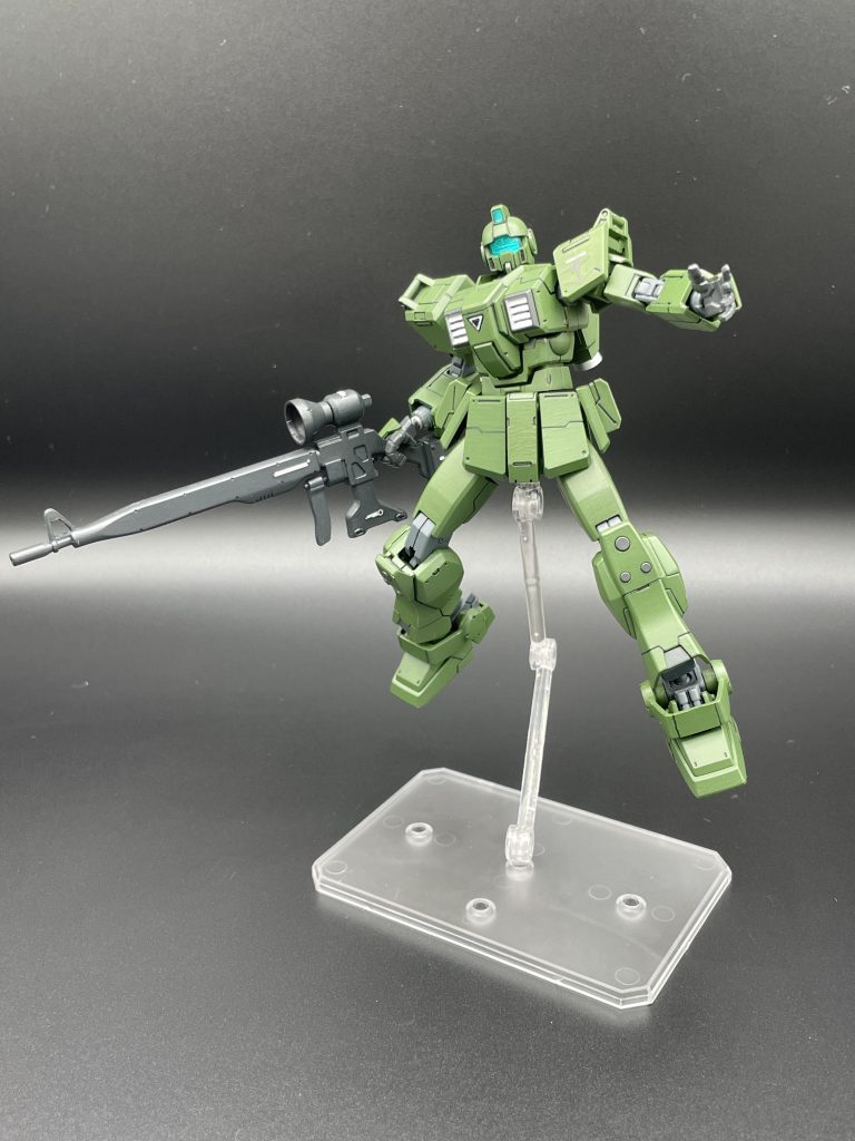 スナイパーには派手過ぎる煽りポーズ。