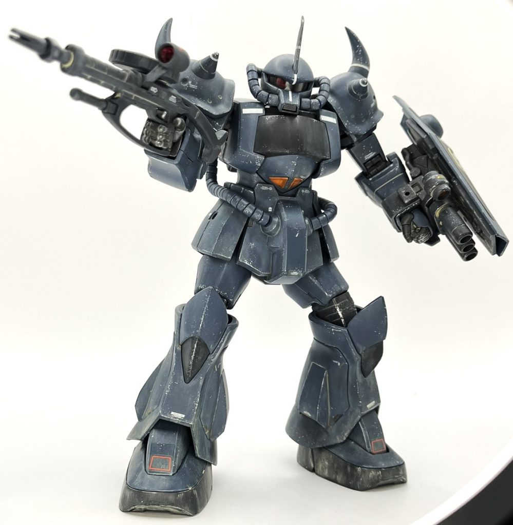 後はエッジ部にウェザリングマスターの銀色を擦ったり、油性塗料で錆ダレ表現等をチマチマ入れたり、エナメル塗料のスポンジチッピングを気持ち強めに入れたりして「ベテランが駆る歴戦のMS」感が出るように汚してみました。