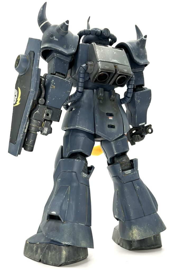 あとは本体スジ掘り直し、後ハメ加工して合わせ目消した程度です。スネの両サイドのバーニア？部を開口しました。いつもグフ作ってて迷うんですが、ここは設定上空いているのが正解ですよね？(キットは成形の都合で埋まっているだけ)