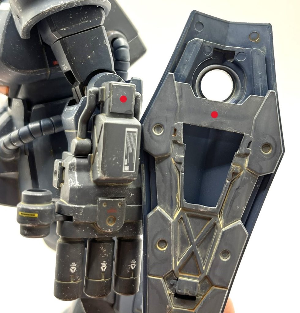 3連ガトリングはグフカスの物がシンデレラフィットしました。まあ基本構造が同じなので当たり前と言えば当たり前ですかね。シールドはガトリングと干渉する部分を切除し、ガトリングとシールドに磁石を付け(写真の赤点部)、磁力でシールドを保持しています。