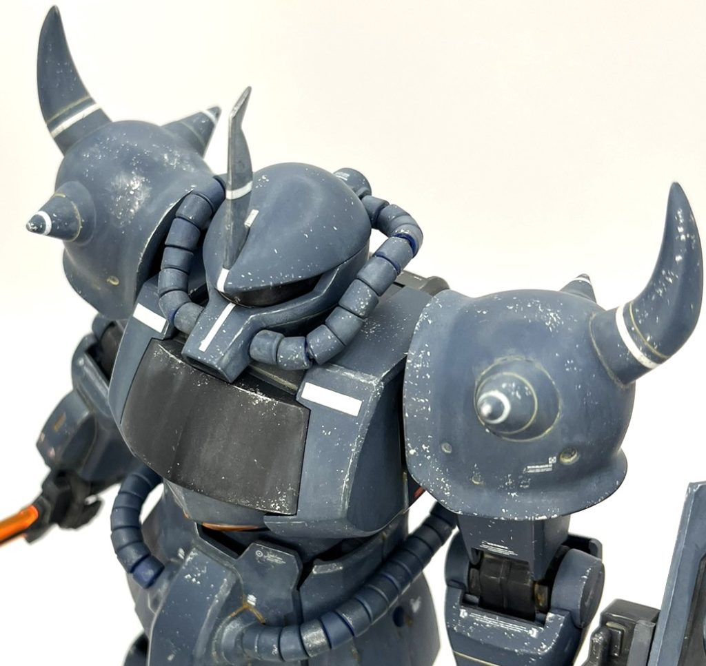 ブルー色の選定はかなり悩みました。行きついたのはアサヒペンのクリエイティブカラー カントリーブルーです。同シリーズは安価で吹き心地も良く塗膜も強くて気に入っています。CGをよく見ると胴体手足頭すべて1色なんですよね。ゲルググもそうでしたが、彼の機体は潔いカラーリングですよね。白ラインはデカールで対応しました。