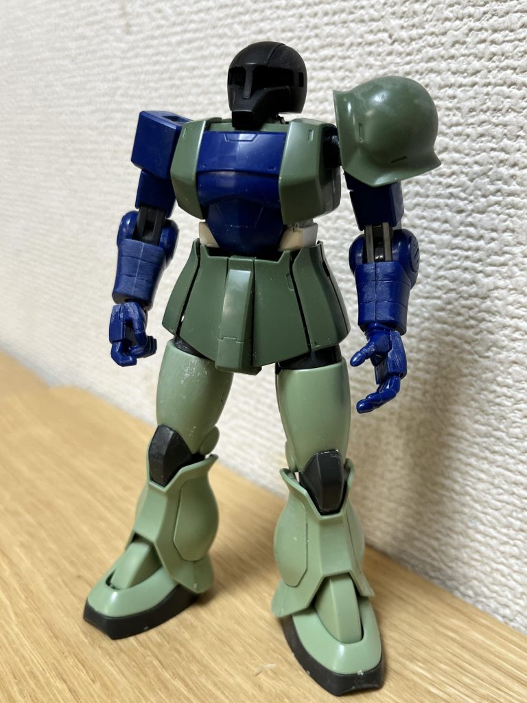 腰もちょっと延長してます足もザクⅡの足の付け根をやや下方に移植してるのでちょっと足長になってます