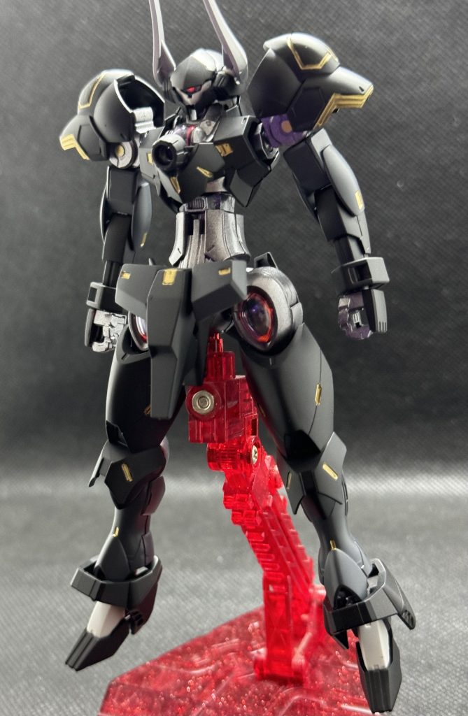 ブルブレイブ第1形態機動力、運動性能を活かして大剣アロンダイトを振り回す