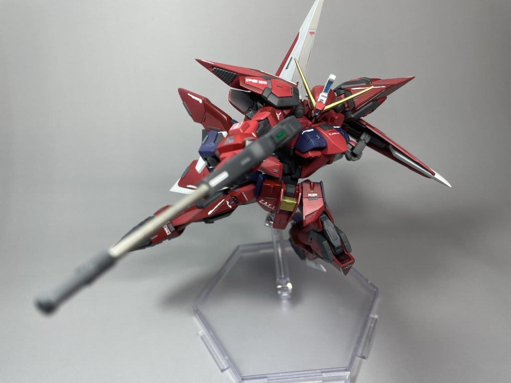 SEED打ち腰のひねりができるとSEED打ちが決めやすいですね。素組だとアクションポーズはまじで決めにくかったですから、、、