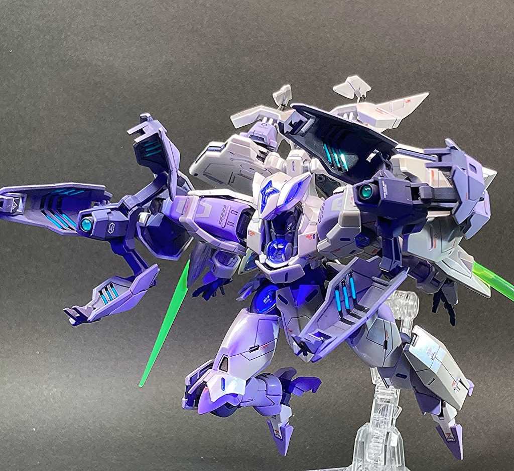 　ビームブレイザーは両肩に接続したままで展開が可能です。肩バインダー自身にもブレイザーとの接続部にもポリキャップを仕込んであり、向きや角度を変えられます。 