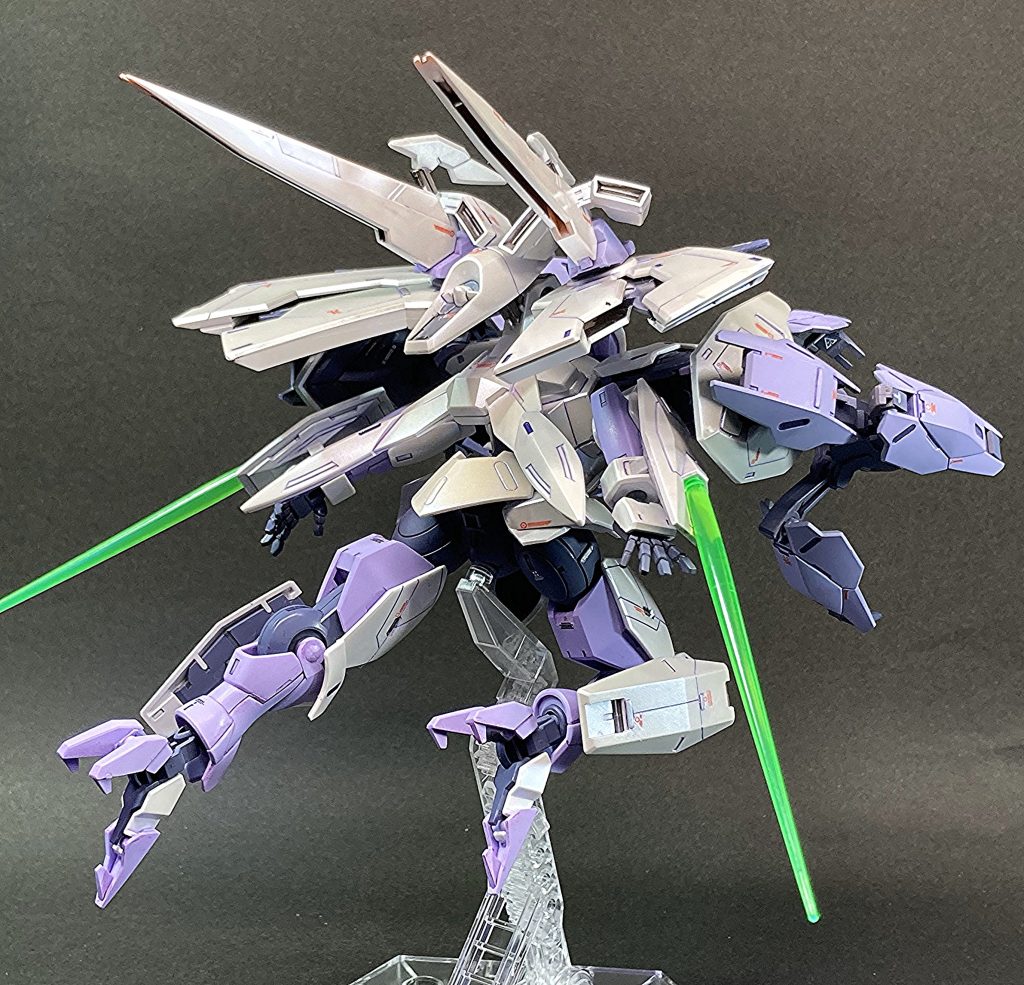 　ビームブレイザーを展開しアンチドートをかけながら突入する姿を後方から。両腕の武装は、ミカエリスのビームサーベル内蔵型ショートシールドに換装しています。膝側面のシールド（？）もミカエリスから。