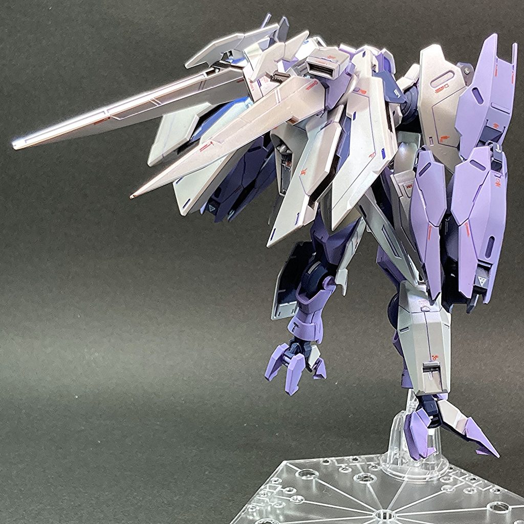 　背面。バックパックの取り付けを逆さまにすることで、フライトユニットの位置を高くしました。また、フライトユニット取り付け基部に少し角度をつけて、より羽根のような印象をねらいました。　基本的にミカエリスのパーツだけで改造を進めてきましたが、フライトユニットから伸びているバインダー（後ろに向けてとんがってる部分）だけ、ＨＧハルートから拝借したものです。 