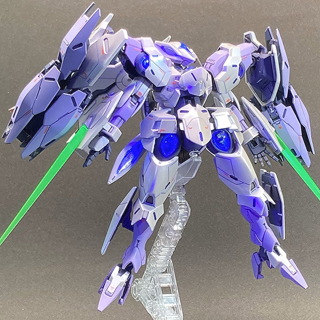 　ひじ関節は、内部が空っぽで角度によっては隙間から向こう側が見えてしまいます。そこで、円柱を縦に割ったプラ材を入れて、それに合わせて上腕・前腕それぞれの一部を切り欠きました。こんな簡単な改造で、関節部の見栄えがキットのままよりもよくなります。　両手は、次元ビルドナックルから。指の角度を変えて使っています。 