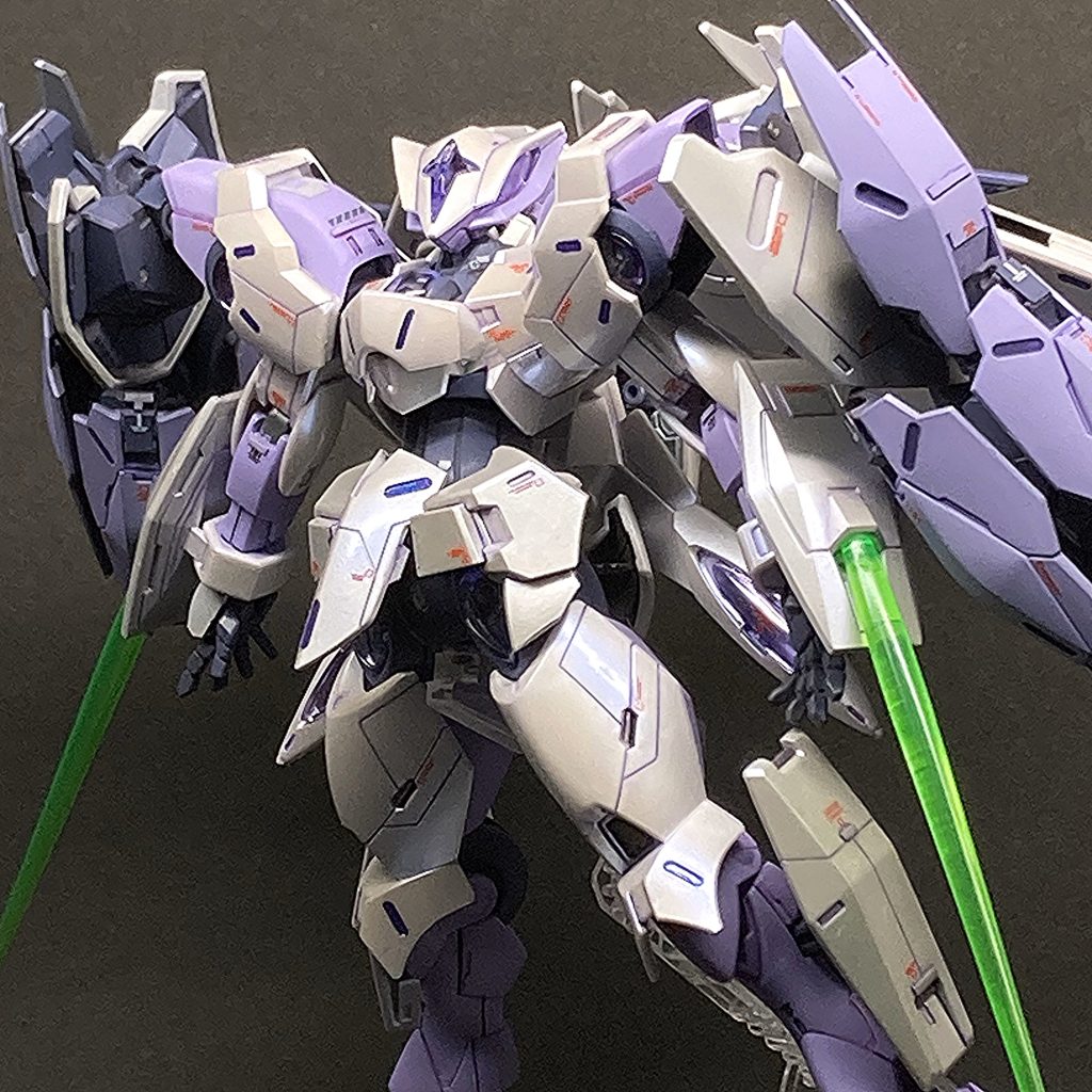  白い装甲は、パールシルバーの上にMr.クリスタルカラーのサファイヤブルーをかけて、さらにクリアコートしています。ラベンダーの部分やフレームはつや消しにして、対比をねらいました。また、各所にスジ彫り、フラ版細切りなどで少しのディテールを追加してみました。各クリアパーツは裏面から蛍光カラーで塗装しています。　腰のサイドスカート的なパーツは、実はミカエリスの胸パーツです。二つに割って向きを変えたら、あらピッタリ！ってことで、ボールジョイントで接続してあります。