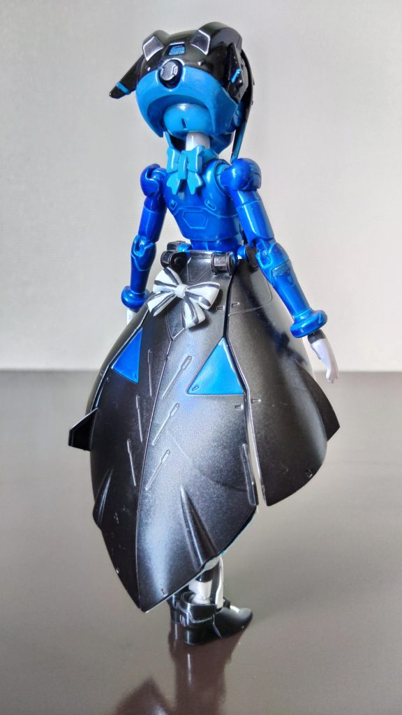 後ろ姿。元となったガンプラ「モビルドール・サラ」を改造したものですが、ポニーテールを取ってリボンのパーツを付けただけの超手抜き仕上げになってます。だって、しょうがないじゃん!サラとガリィの衣装デザインって似てるんだもん!!