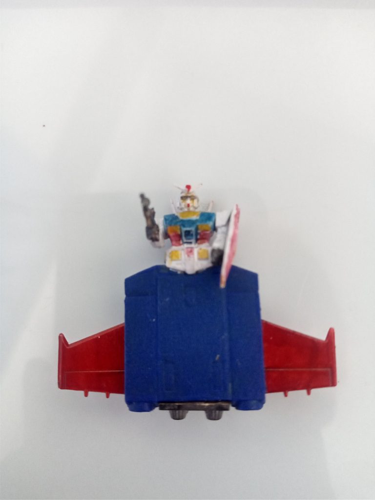 ガンダムは余りに小さすぎて筆で塗り分けできず、リアルタッチマーカーで塗っています。近くで見ると酷いですが遠くからみれば何とか誤魔化せるかなと。