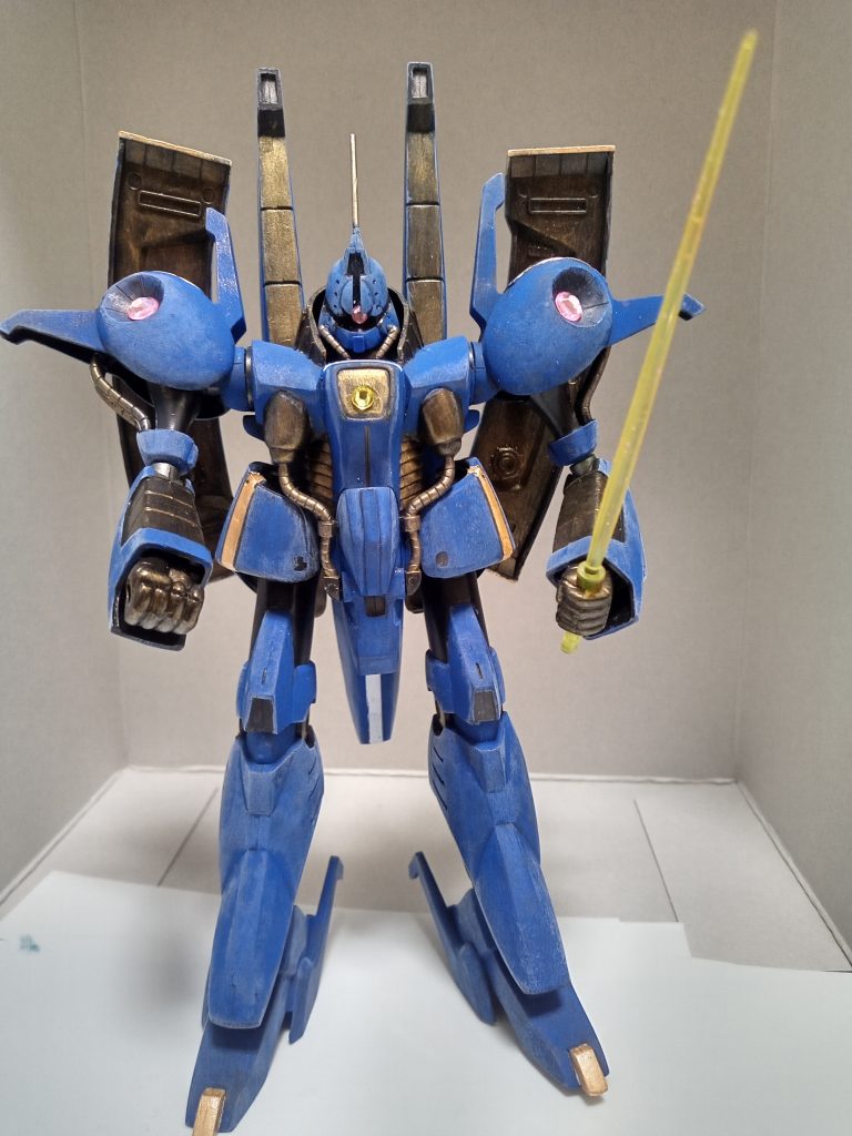 特に大きな工作はしておらず、少しだけプラ板と100均のシールでディテールアップをしました。塗装は確か100均のアクリル絵の具をメインに部分的に水性ホビーカラーの筆塗りで行いました。塗装後のトップコートを吹きすぎて白化してしまったのは反省点です。