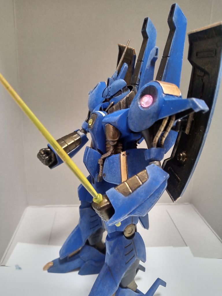 カラーは最初ノープランで思いつくままに塗ってみましたが、良い意味でパラス・アテネ感が消えたかなと思っています。というのもこちらのキットの成形色があまりにもな色合いで…。手を付けるのを躊躇うレベルだったため何とかそのイメージを払拭したいと思い、全く違うカラーで塗ってみました。