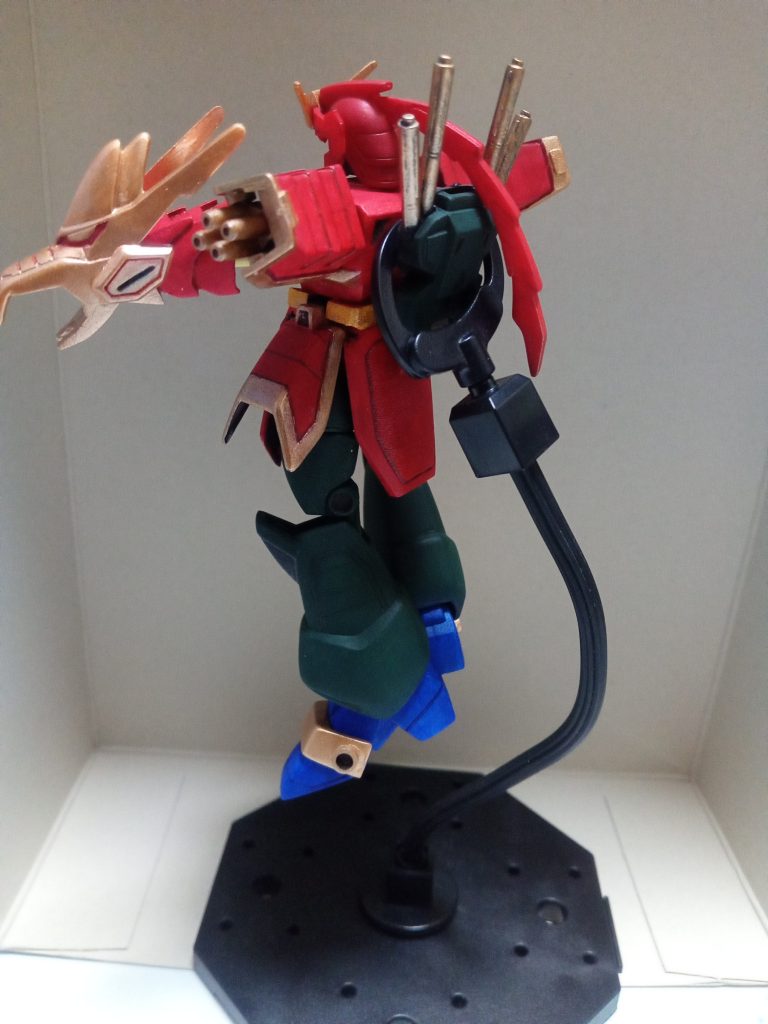 かなり昔のキットだけあり関節部分のポリキャップがリペア中に割れてしまい、股関節がブラブラになってしまいました。太ももを二分割してがに股に出来るようにしたのですが無駄になってしまったのが残念。