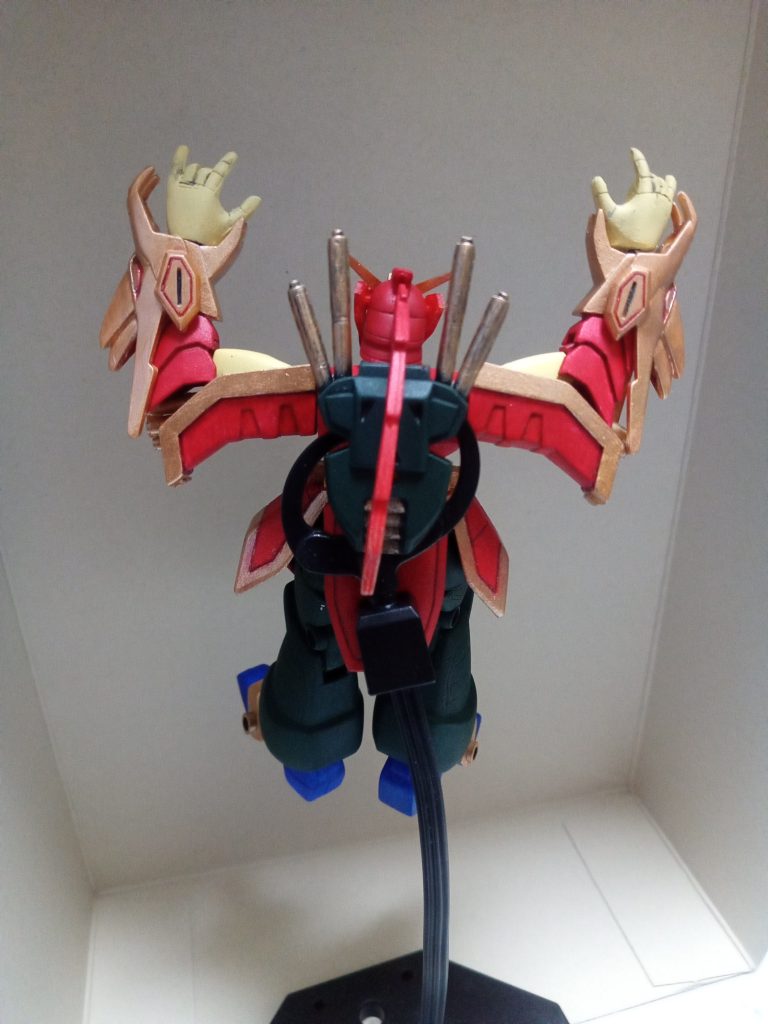 本当はガニ股でポーズを取らせたかったのですが…