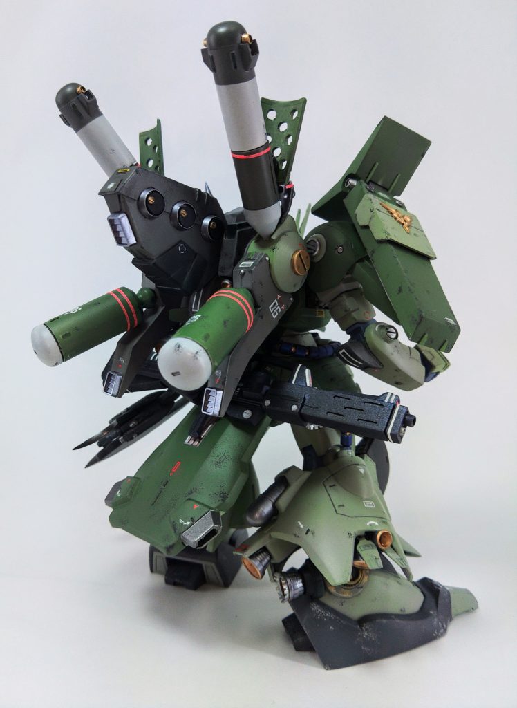 武装は極力角張ったデザインを選択しています。ライフルはキット付属のものをプラ板でサザビーのライフル風に改造しました。腰に収容することができます。三連ロケット砲は旧キットのジョニーライデンゲルググより流用です。バックパックはキットの、上半分を反転して使用、その他をプラ板と流用パーツでノーマルザクⅢのデザインに近付けています。追加でザクⅢの拡張性のひとつであるサイコミュ兵装として、インコムポッドを追加してみました。