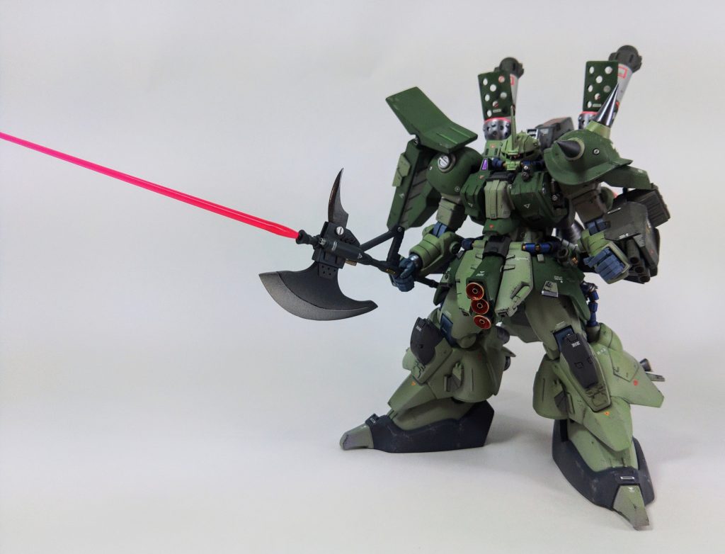 専用ヒートホークはザクⅢ改の巨体に合わせて大型の物を自作しています。プラ板、プラ棒、などを組み合わせてマウントラッチと一緒に製作しています。この専用ヒートホークは仕込み杖仕様です。巨大ヒートホークに見えるビームサーベル兼フェダーインライフになっています。逆手持ちさせるとカッコよくて好きです。専用ヒートホークを腰のマウントラッチに収納する時は後部の小さい刃は折りたたんで納刀します。また、背中の防弾板で守られたプロペラントタンクは伸縮式です。