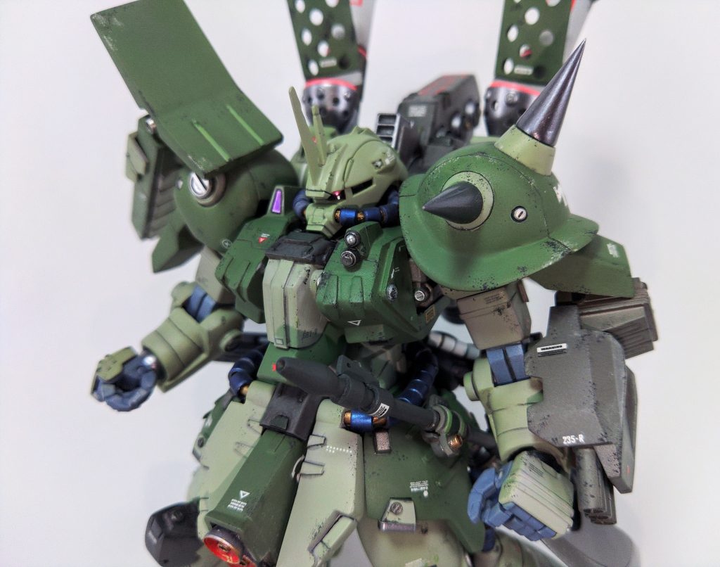 今回のHGUCザクⅢ改はふとしたことから友人と共通キットで競作という形で着手しました。ザクⅢ改は発売以来なかなかに思い入れのあるキットです。ですからこちらに投稿されている素晴らしいザクⅢの作例群に見劣りしない機体、かつ誰も見たことがない機体にしたい、ということでオリジナルのカスタム機としました。これからも先、宇宙世紀年表には、様々なメディアでエースパイロットやその専用機、オリジナルバリエーション機が無限に追加されていくことでしょう。しかしガンプラを使ったモデラー達の脳内から具現化されるオリジナルモビルスーツやパイロットの数に比べればその数も微々たる物だと考えます。そんな広大かつ偏狭なモデラー脳内MSVのひとつの具現化としてこのザクⅢ改を見てもらえると嬉しいです。 製作課程はこちらになります↓https://x.com/monobya/status/1696875450696421415?t=MX2ODhvRE8lHGbHsc-IQ0g&s=19