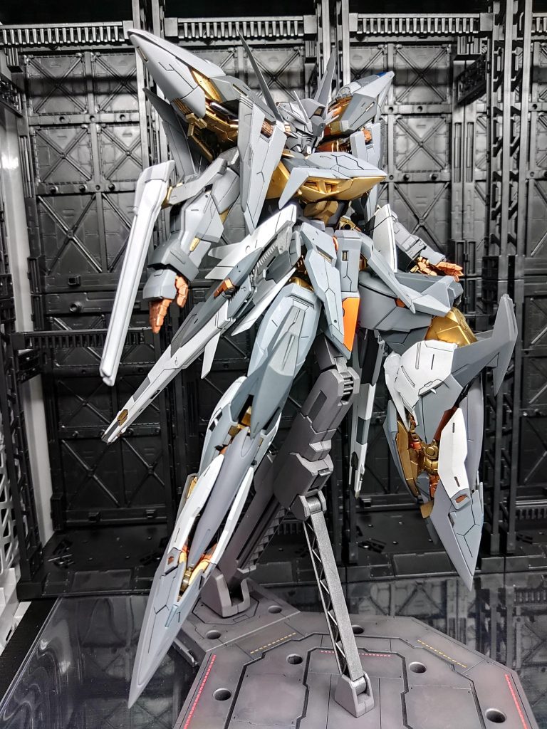 1度そう見えたらもう、ソレにしか見えません(そうやって迷惑かけて来ました) とにかく脚部を変形させたまま全体にエナジーラインを彫りまくり、ソレっぽくまとめてみます。