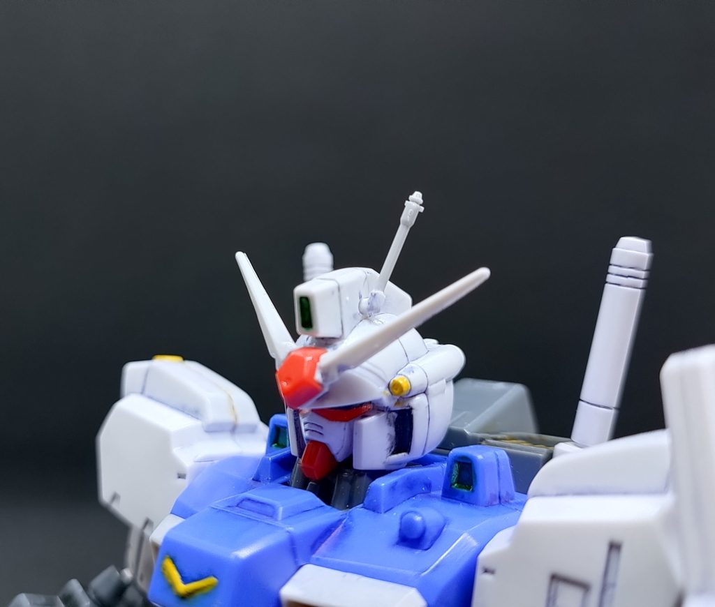 誤ってロッドタイプのアンテナを折ってしまったので、ピンバイスで穴を開け「ビルダーズパーツHD MSブレード01」を加工して入れました。