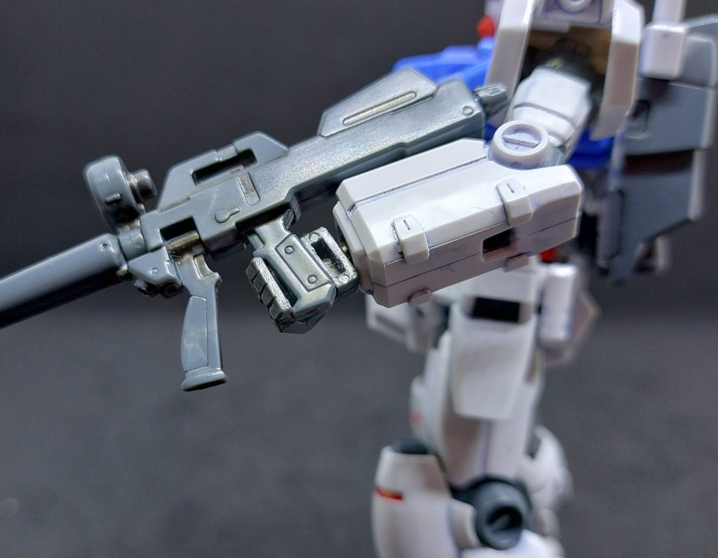 左手をヤスリで少々削ってビームライフルのグリップが入るように加工