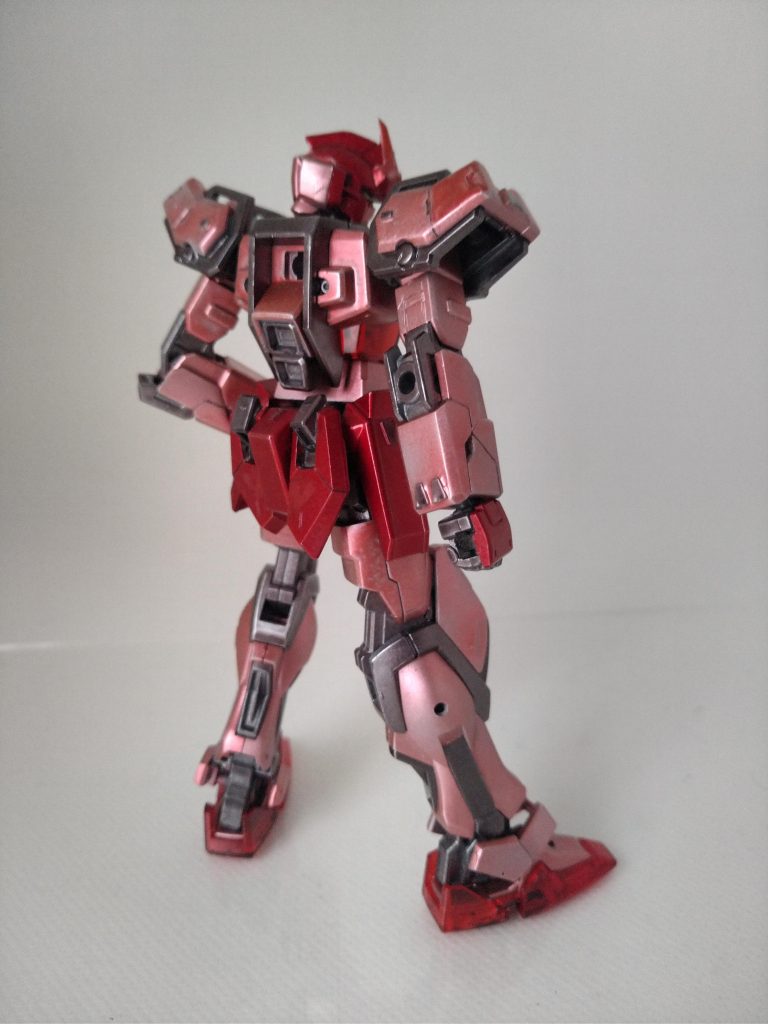 装甲取付用の穴を此処彼処に。角は切断してレッドウォーリア風に。リアスカートを切り離して軸接続にして可動式に。あとは練習がてら各部筋彫りしました。