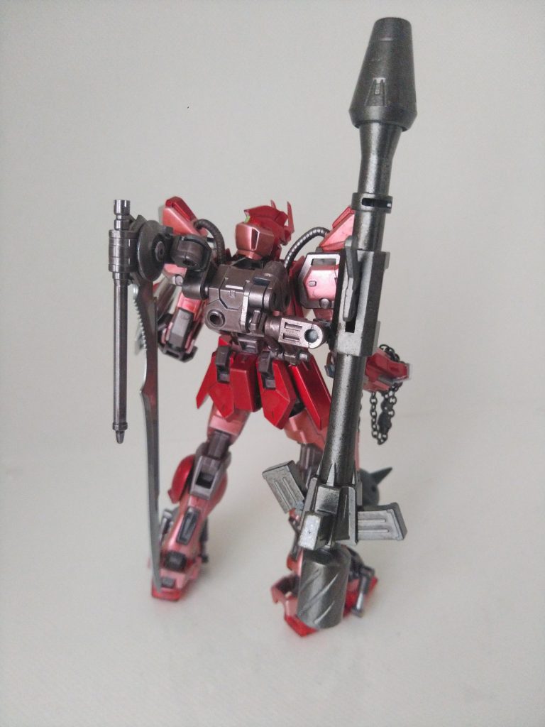 ストライクバズーカはバックパックにフレキシブルアームで接続。グランドスラムは某水星キットの膝関節軸がジャストフィットだったのでアタッチメントに採用。