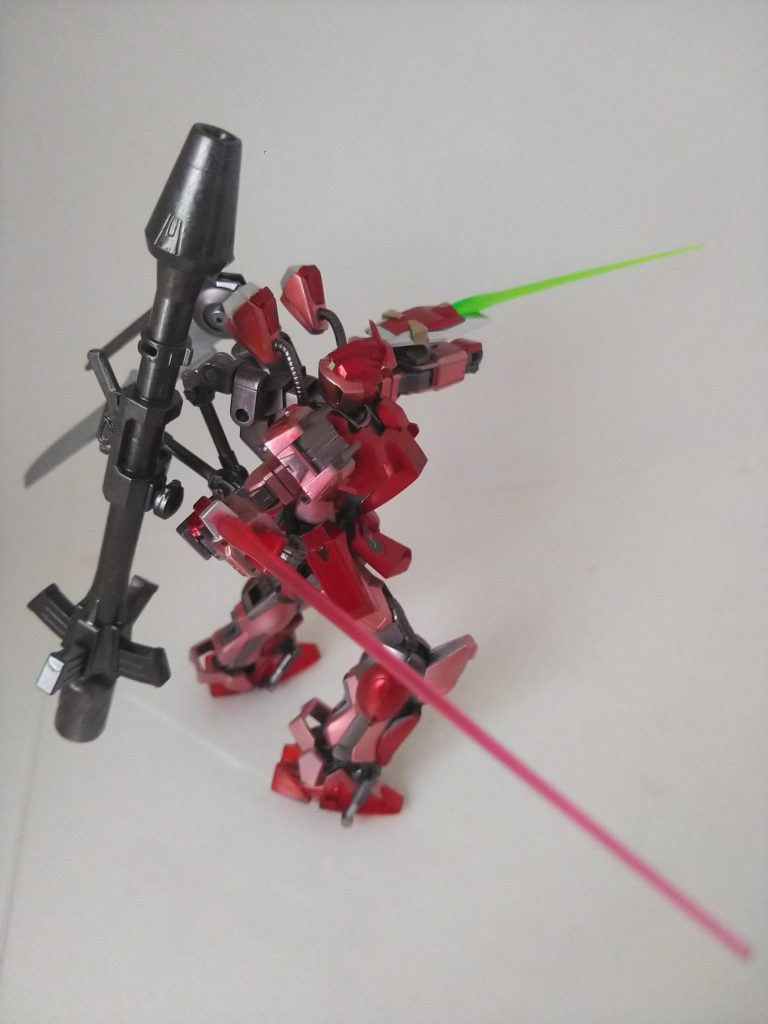 プラ板に某OO系キットのサーベルを貼付した右腕部ビームサーベル。肩のブースターは原作風味に可動式。