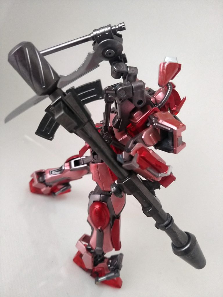 ストライクバズーカは原作風味に逆手持ち。バズーカの砲口は切り飛ばしてバーニアパーツで形成。