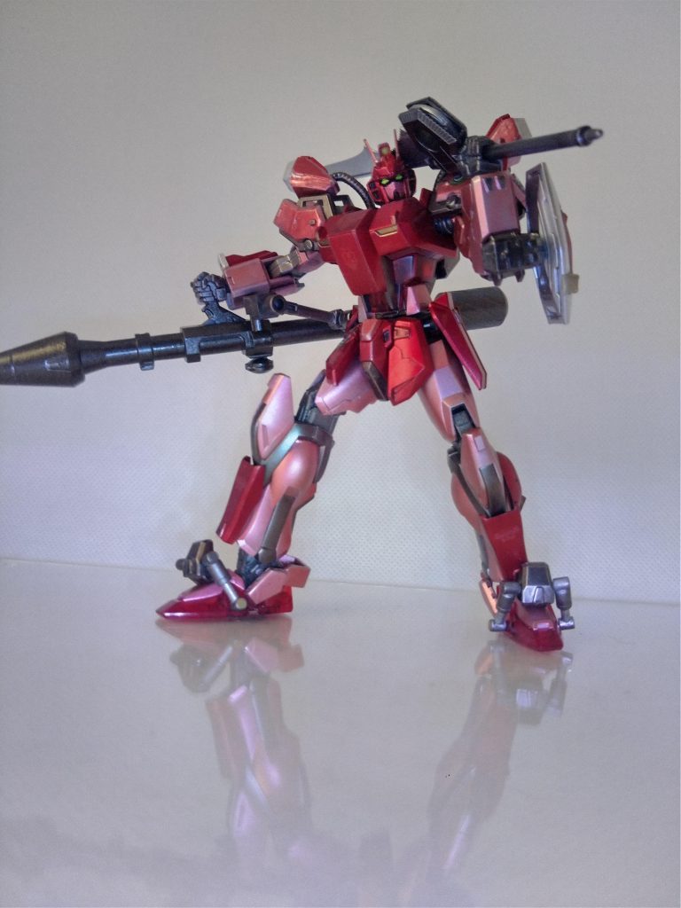 ブラックライトを当ててもメタリックカラーの反射に紛れてデカールが目立たない・・・(・ω・`*)しかしパーフェクトⅠ、ⅡときてⅢで方向性変わりすぎてるから盛りたくても盛れないジレンマが(笑)