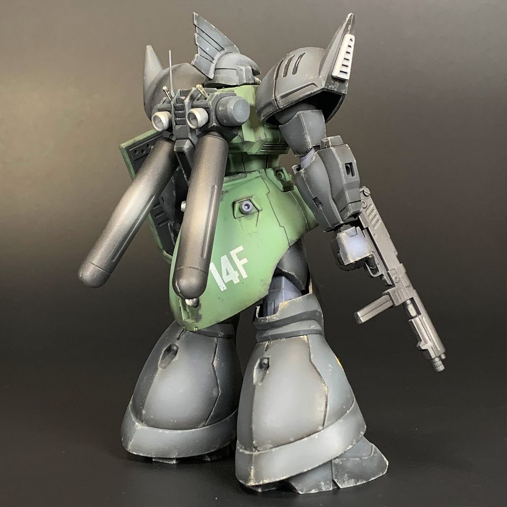 パーツのエッジに薄めた黒、ハイライト部分に薄めた白を吹き、グラデーションを出しました。チッピングで、グラデーションの甘い部分をカバーしています。アクセントとして一部メタルパーツを使用しています。MAX塗りと言われる技法を、労力を掛けずに表現できないかと試してみました。 ◆使用塗料・グラデーションクレオス GX1 Mr.カラーGX クールホワイト (5倍希釈)フィニッシャーズ フィニッシャーズカラー ピュアブラック (10倍希釈)クレオス  Mr.カラー C8 シルバー (8倍希釈)・チッピングタミヤカラー エナメル XF-63 ジャーマングレイガイアノーツ GE055 ガイアエナメルカラー 埃(ほこり)・シルバー部分クレオス  Mr.メタルカラー MC218 アルミ・スパイク部分クレオス アクリジョン 焼鉄色 N76・トップコートガイアノーツ Ex-09 Ex-セミグロスクリアー プレミアム