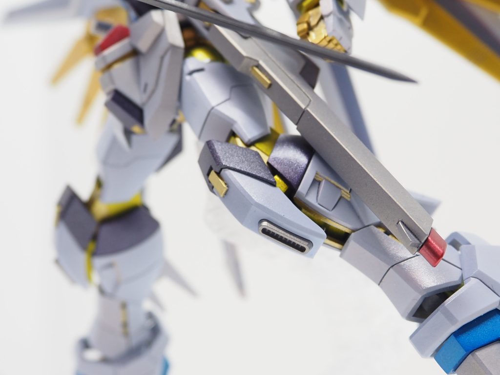 膝はキットのフレームを軸に外装を切り離して独立可動できるようにしました