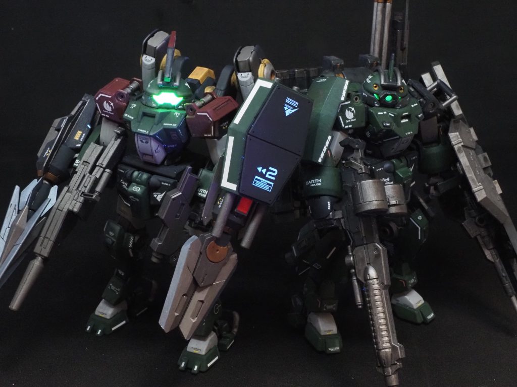 1号機と2号機のツーショットこのゴテゴテ感がたまらないです。もう100%趣味の世界ですね あとは、バーディングとギャリソン追加して、4機編成の予定だけど、あの2つはデザイン的に完成されてるきがするので、どうカスタムしようかあまりイメージが浮かんでこない当分かかりそうです😓😓が、いつか完成させたいですね。 最後までご覧頂きありがとうございました🙏