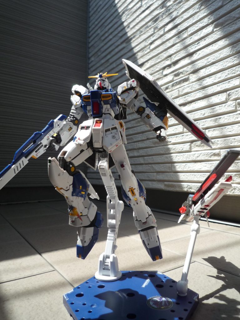 せっかくなのでサイドFオリジナル台座も買ってますポールがいくつかついていてロングレンジフィンファンネルといっしょに飾れるのでこれはいい