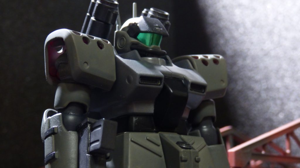 肩などに有る丸ディテールは変にならない部分に関して全て穴を開けてリアルっぽさを出してみました。