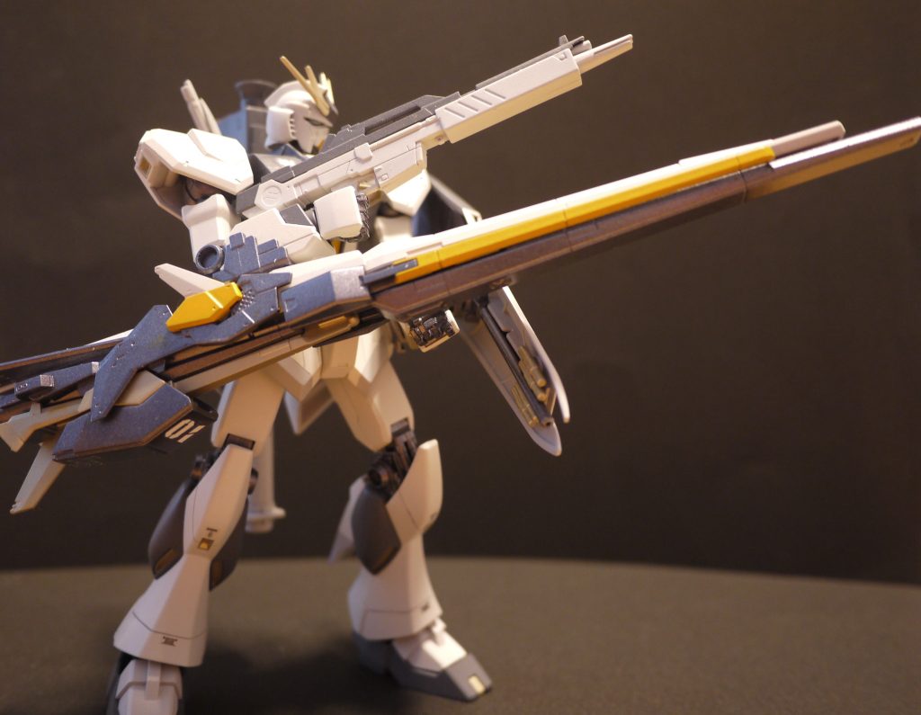 あっ、ビームライフル墨入れしてないや笑。エントリーグレードは関節が緩いのでポーズ取らせるの結構大変。
