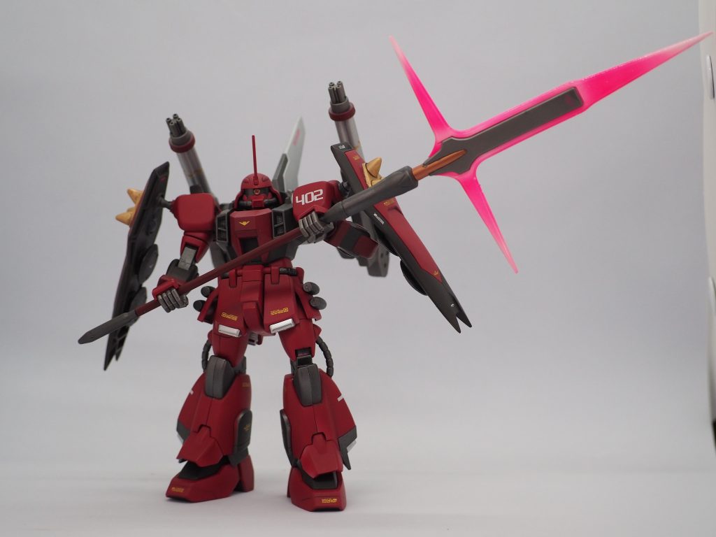 オリジナルのスラッシュウィザードですブレイズウィザードを軸にパワードアームズパワーダーのガトリングを装着しましたポリキャップに差し込んでいるだけなので、元のブレイズウィザードにも戻せますビームパルチザンは水星の魔女　グエル専用ディランザから流用しています