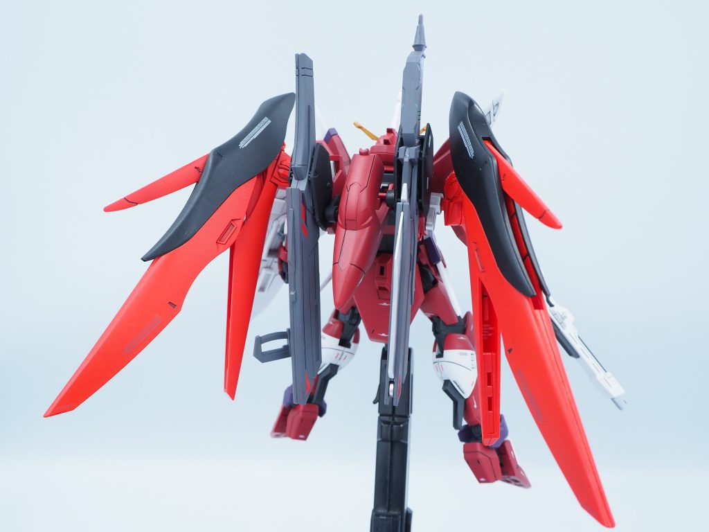 フロントビュー&リアビュージャスティスのバックパックの軸を延長して、デスティニーのウェポンラックとウィングを取り付けました。