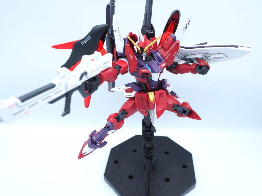 射撃ポーズで1枚最新キットなのでSEED撃ちのポーズも簡単にできますね。