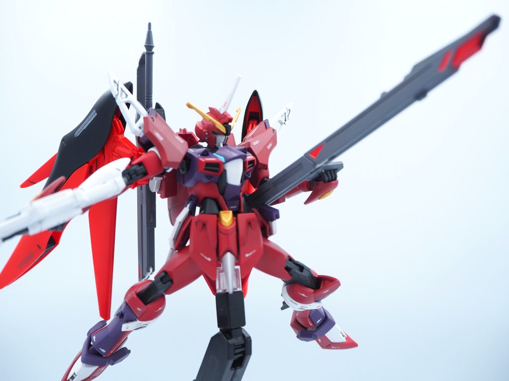 デスティニー要素のアロンダイトと高エネルギー長射程ビーム砲。ジャスティス感を強めに出したかったので、武器のカラーはグレー系で塗装しました。