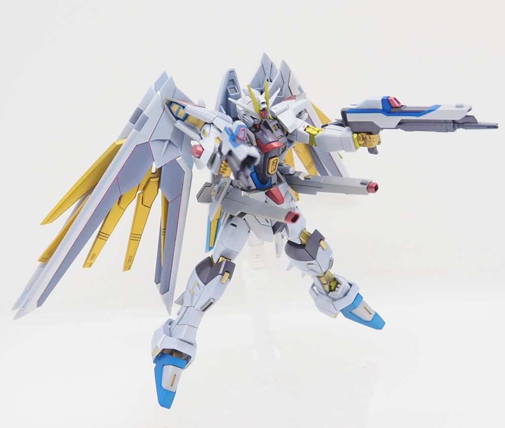 プラウドディフェンダーはロボット魂を参考に濃淡2種類の白で塗り分けました