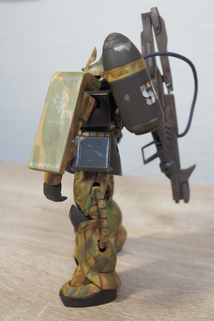 デカールを貼って、つや消しトップコートしてから汚しましたが、文字の汚れ感もなかなか良かったです。