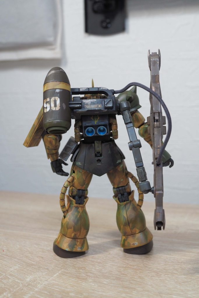 バックパックはいろいろ加工しました。ビーム砲とバックパックのつなぎのアーム部分は、従来のものだと構えることがとても難しいので、手持ちの部品を使用して作り直しました。