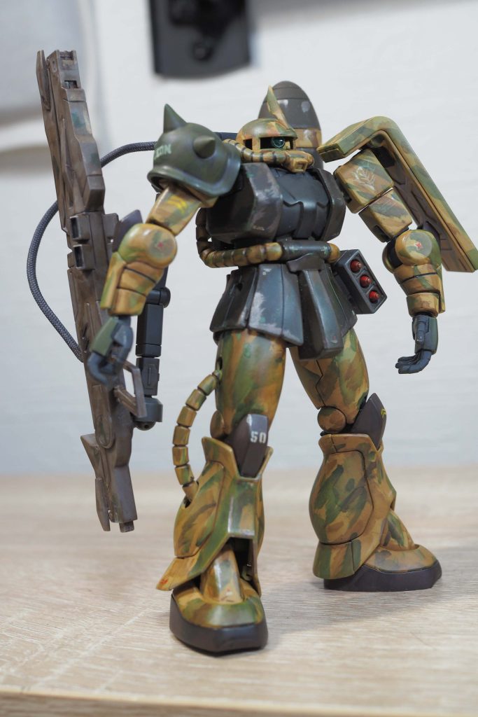 ３箇所に「５０」の数字を入れてますが、ガンプラ作りを再開して５０体目なので記念に数字を入れました。５０体目にして初の汚し（笑）