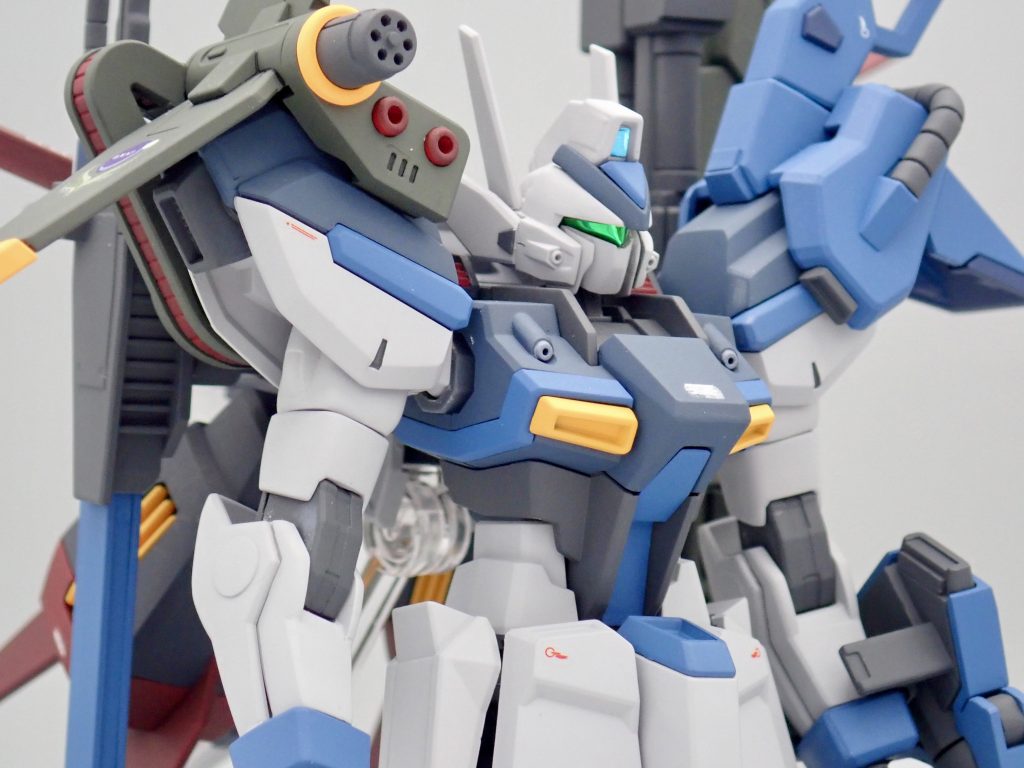 顔面は古いHGのインパルスを加工しエポパテでバイザーを作っています。仕上げはラピーテープを使っています。アンテナと耳はプラ板です。