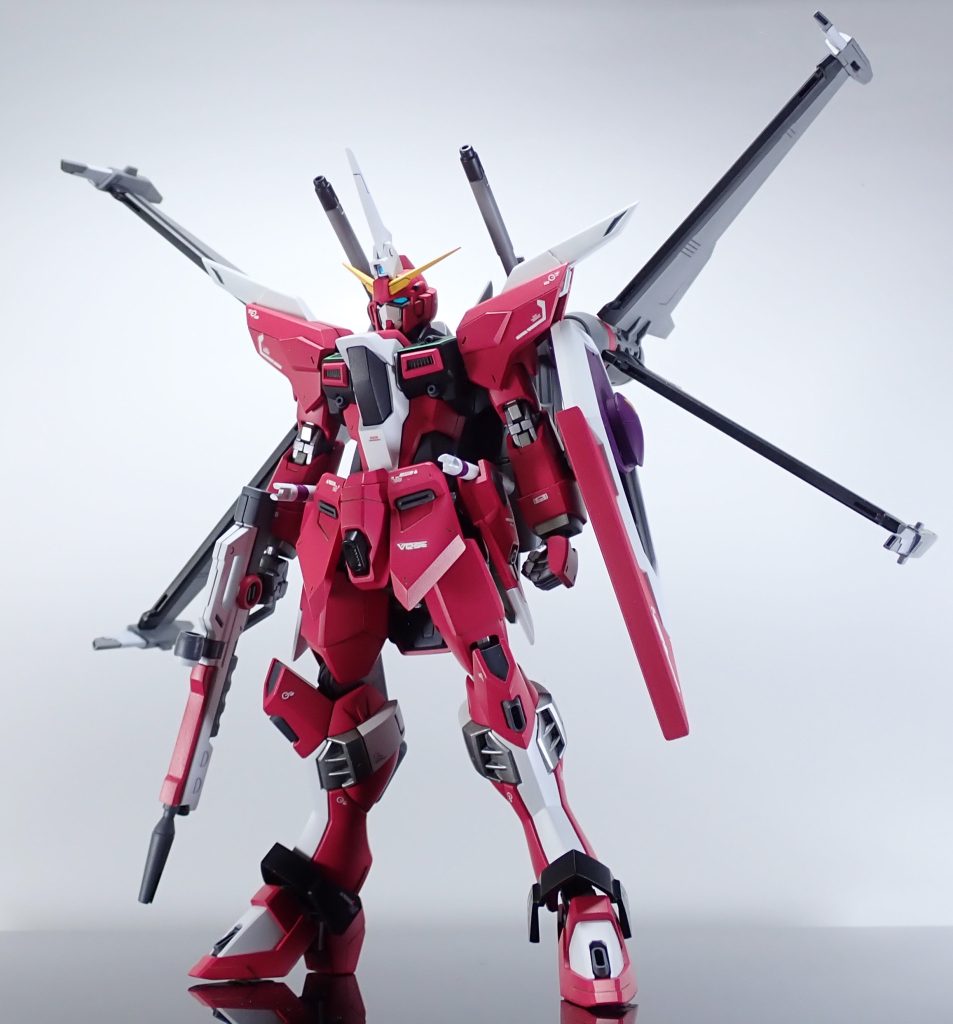 改修点・頭部:ビームホーン基部をプラ板で大型化・胴体:首を1.5mm延長、襟を1㎜かさ上げ、腹部のフレームで1㎜・下部で1㎜延長・腕部:肩の白突起を2㎜短縮、肩装甲の形状をプラ板で変更・腰部:フロントアーマーをプラ板で大型化・脚部:太腿フレームで2㎜延長、太腿外装をプラ板でボリュームアップ