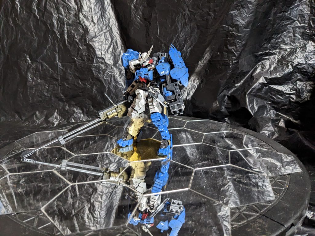 主にウェザリングに凝っています。右のサブアームの肉抜きが結構えぐかったですね。