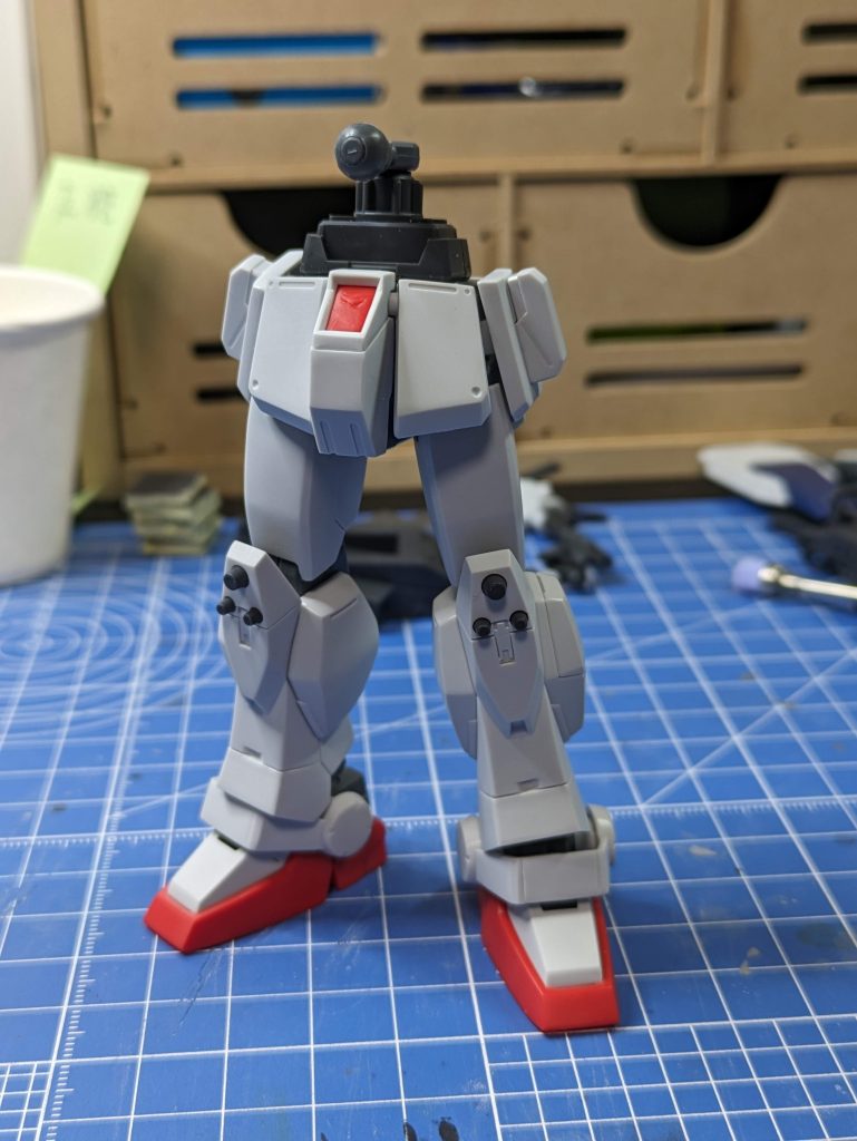 ここからは制作途中の風景を〜ヤスリがけで表面処理中の状況です。ウェザリングマスターは取れやすいので、ウェザリング前にもつや消しトップコートを吹いて表面をザラつかせてやるみたいなのですが、今回は表面処理でそこまで高い番手までヤスリがけしてないのでそのままでいきました。スネ部分の凹みモールドもこの時に他のモールドの彫り直しと一緒にしました(*´ω`*)